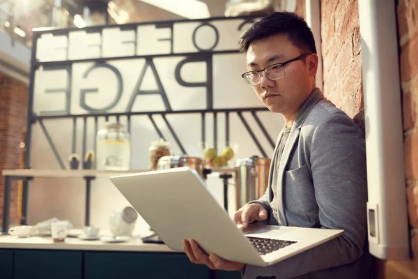 Porträt Eines Modernen Asiatischen Unternehmers Mit Laptop Der Wand Büro — Stockfoto