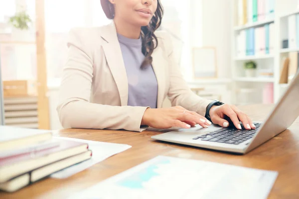 Retrato Recortado Mulher Negócios Bonita Usando Laptop Enquanto Trabalhava Mesa — Fotografia de Stock