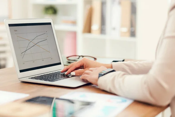 Side View Close Unrecognizable Businesswoman Analyzing Statistics Graphs While Using — Stock Photo, Image