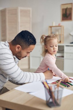 Çağdaş genç baba portresi evde küçük tatlı bir kızla birlikte çiziyor, boşluğu kopyalıyor