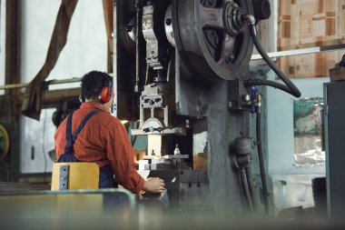 Endüstriyel fabrikada çalışan Afro-Amerikalı kadının arka plan portresi, kopyalama alanı