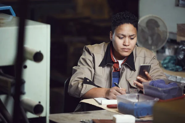 Portrét Moderní Afroamerické Ženy Používající Smartphone Při Práci Výrobní Lince — Stock fotografie