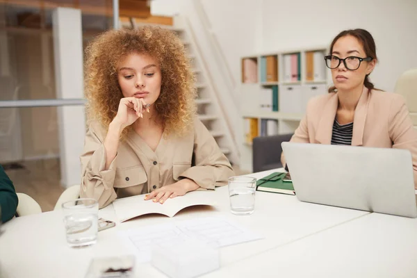 Horizontal Portrait Young Women Different Ethnicities Sitting Together Office Table — Stock Photo, Image