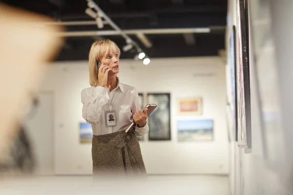 Περιμένετε Πορτρέτο Της Γυναίκας Εμπειρογνώμονα Τέχνης Μιλώντας Στο Τηλέφωνο Ενώ — Φωτογραφία Αρχείου