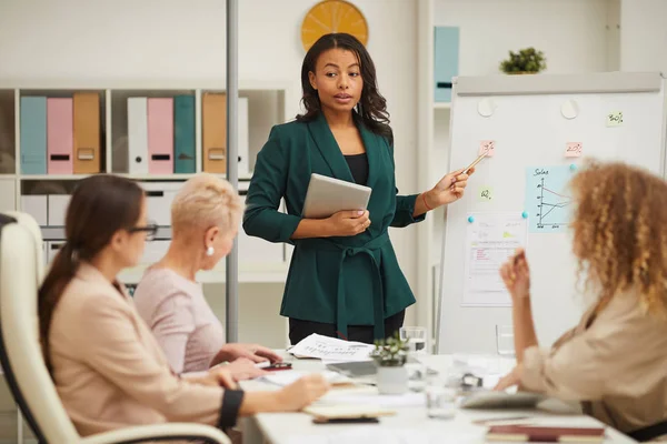 Elegante Mujer Negocios Afroamericana Haciendo Informe Corto Mes Reunión Tiro — Foto de Stock