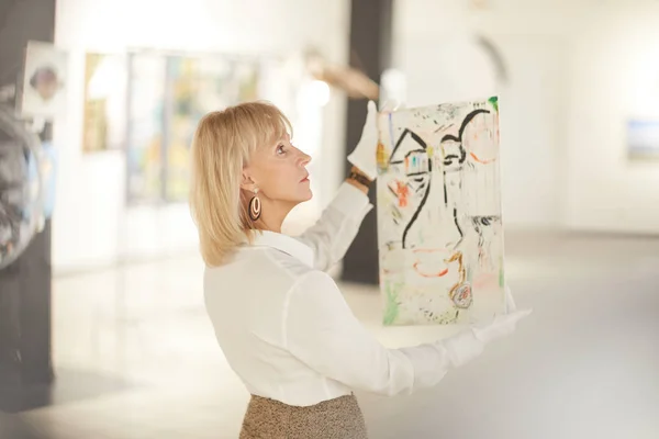 Portret Van Een Vrouwelijke Kunstkenner Die Schilderkunst Zijn Bezit Heeft — Stockfoto