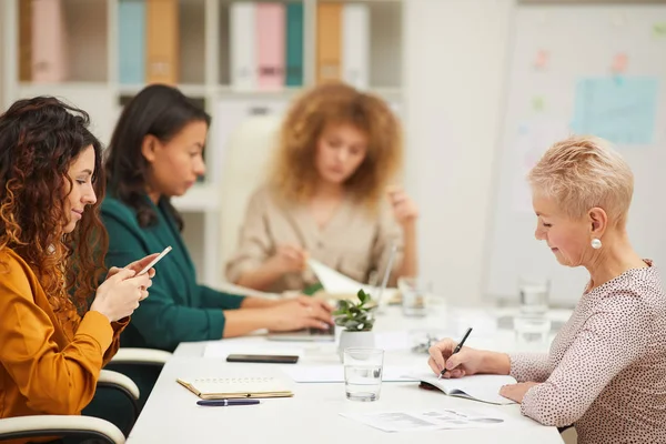 Horizontal Shot Four Beautiful Businesswomen Sitting Together Office Desk Board — Stock Photo, Image