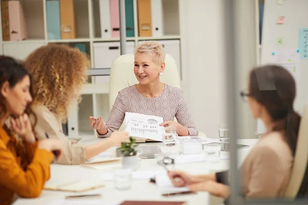 Madura Mujer Negocios Caucásica Hablando Con Personal Durante Tiempo Reunión — Foto de Stock