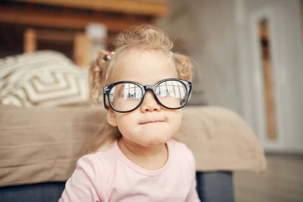 赤ちゃん男の子服分厚い眼鏡 ストック写真 C Leungchopan 赤ちゃん男の子服分厚い眼鏡 ストック写真 C Leungchopan