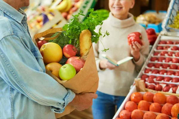 Primer Plano Pareja Ancianos Modernos Que Eligen Verduras Frescas Mientras — Foto de Stock