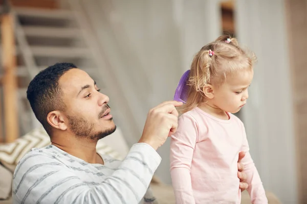 Retrato Cuidado Estancia Casa Papá Cepillado Pelo Linda Hija Pequeña — Foto de Stock