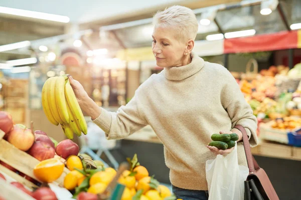 Vita Ritratto Bella Donna Matura Che Sceglie Frutta Fresca Mercato — Foto Stock