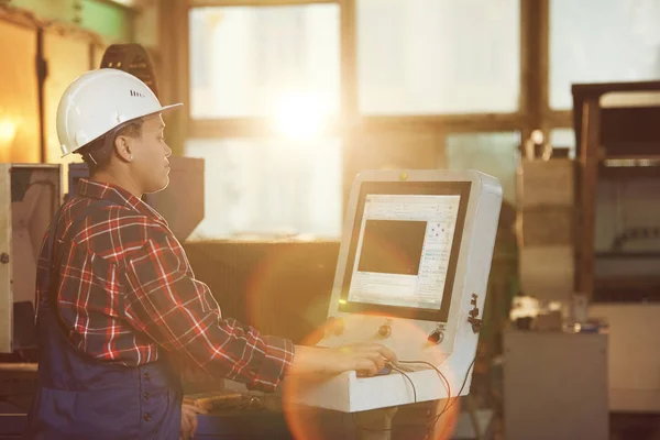 Porträtt Afroamerikansk Kvinna Som Kör Elektroniska Maskinenheter Medan Han Arbetar — Stockfoto