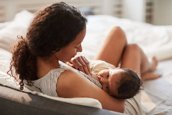 Alto Ángulo Retrato Madre Afroamericana Joven Amamantando Lindo Bebé Con — Foto de Stock