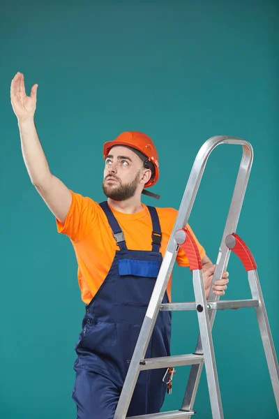 Homem Branco Trabalhador Manual Escada Portátil Tentando Alcançar Algo Fora — Fotografia de Stock