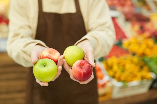 Primer Plano Hombre Irreconocible Sosteniendo Manzanas Frescas Mientras Vende Frutas — Foto de Stock
