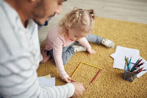 Retrato Ângulo Alto Menina Bonito Brincando Com Pai Enquanto Sentado — Fotografia de Stock