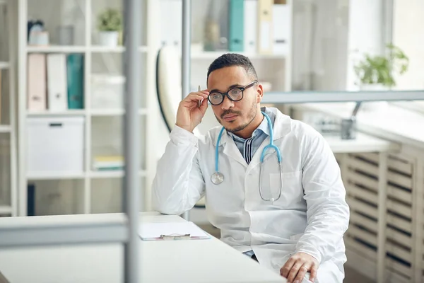 Portrait African American Doctor Looking Camera Screen While Sitting Desk — 스톡 사진