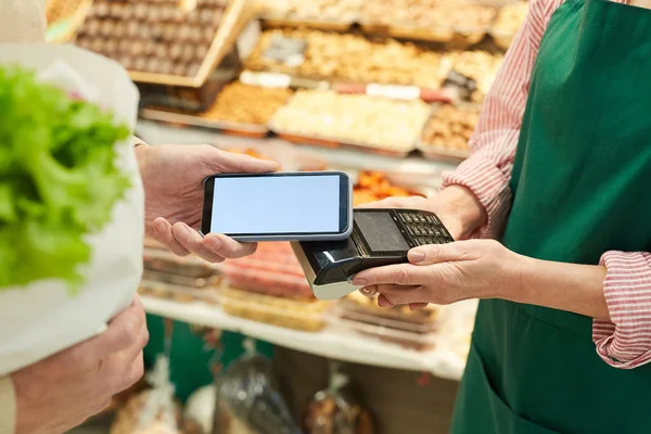 Розкриття Невпізнаваного Чоловіка Який Платить Через Nfc Час Продуктові Магазини — стокове фото