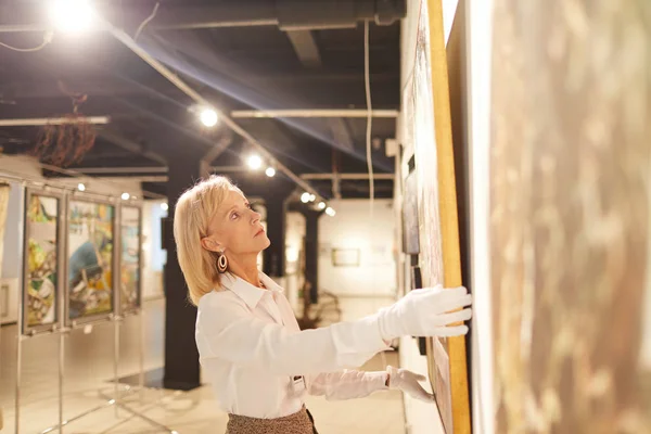 Retrato Gran Angular Elegante Mujer Madura Colgando Pinturas Mientras Trabaja —  Fotos de Stock