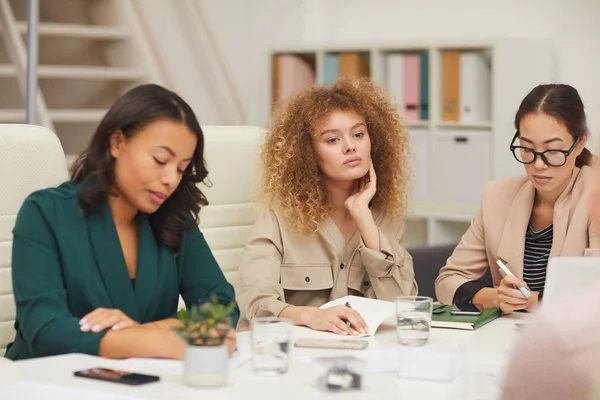 Horizontal Shot Pensive Business People Different Ethnicities Having Meeting Modern — Stock Photo, Image