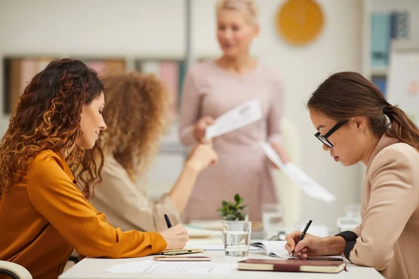 Businesswomen Making Notes While Middle Aged Colleague Demonstration Her Presentation — Stock Photo, Image