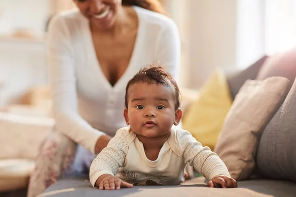 Caliente Retrato Tonificado Lindo Bebé Afroamericano Mirando Cámara Mientras Está —  Fotos de Stock
