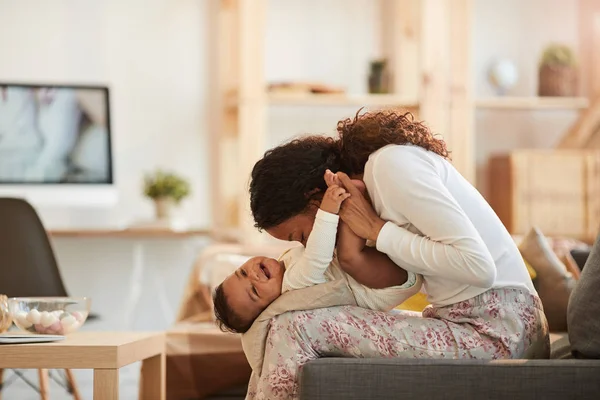 Seitenansicht Porträt Der Fürsorglichen Afrikanisch Amerikanischen Mutter Küsst Niedlichen Jungen — Stockfoto