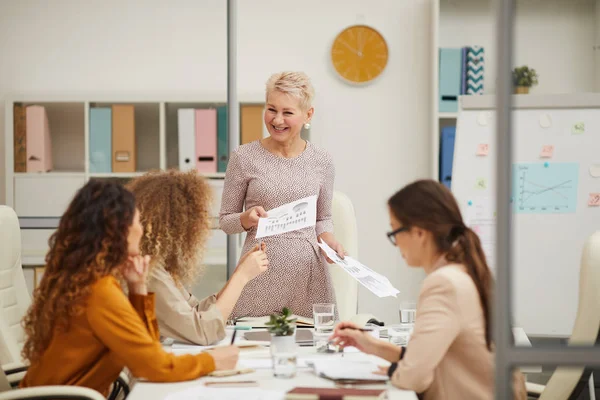 Madura Jefe Femenino Que Tiene Una Discusión Activa Con Sus — Foto de Stock