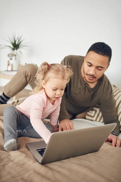 Portrait Petite Fille Jouant Avec Père Utilisant Ordinateur Portable Dans — Photo