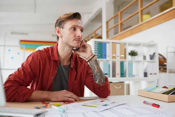 Retrato Del Hombre Adulto Contemporáneo Hablando Por Teléfono Mirando Hacia — Foto de Stock