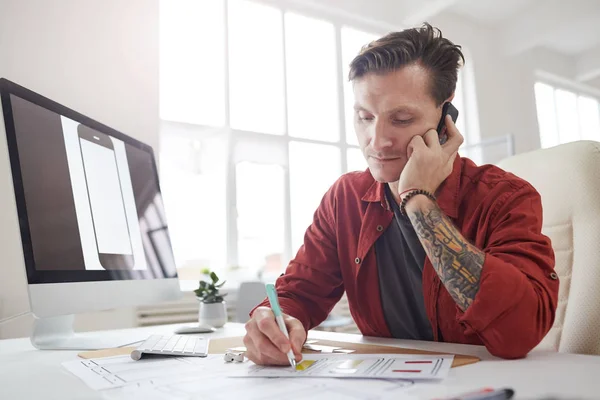 Πορτρέτο Του Σύγχρονου Επιχειρηματία Τατουάζ Μιλώντας Μέσω Τηλεφώνου Και Κρατώντας — Φωτογραφία Αρχείου