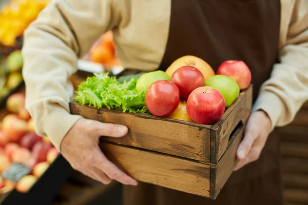 Närbild Oigenkännlig Senior Man Som Håller Låda Med Äpplen Samtidigt — Stockfoto