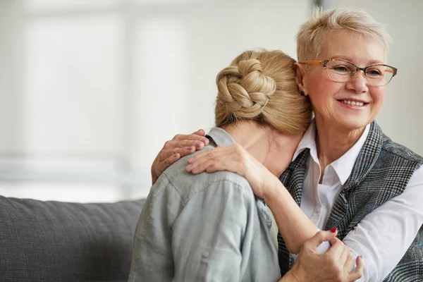 Portrét Starostlivé Psycholožky Objímající Seniorku Zatímco Utěšuje Během Terapie Kopírujte — Stock fotografie