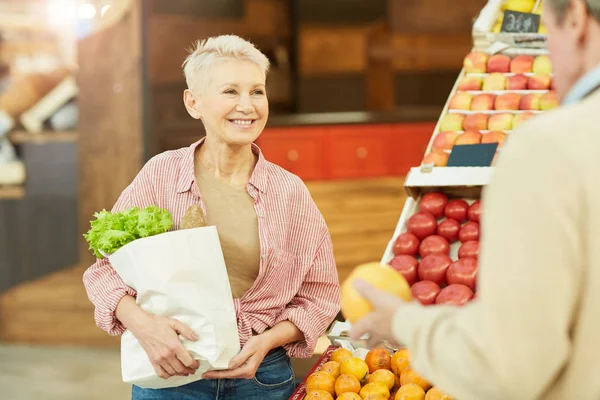 Ritratto Donna Matura Sorridente Che Diverte Fare Spesa Mercato Degli — Foto Stock