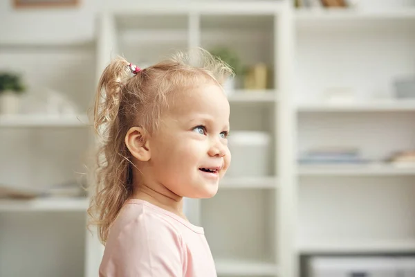 Kafasında Omuzlarında Tasasız Küçük Bir Kızın Portresi Yüzü Gülüyor Evinin — Stok fotoğraf