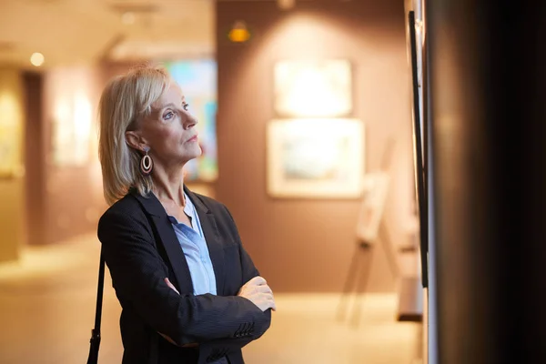 Zijaanzicht Portret Van Elegante Volwassen Vrouw Kijken Naar Schilderijen Terwijl — Stockfoto