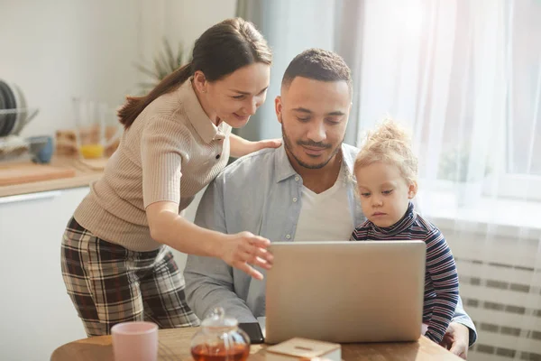 Warmfarbiges Porträt Einer Modernen Gemischten Rassenfamilie Computer Während Sie Mit — Stockfoto