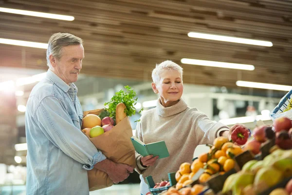 Midjan Upp Porträtt Leende Senior Par Välja Färska Grönsaker Medan — Stockfoto