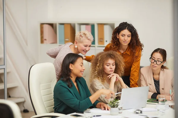 Grupp Fem Positiva Snygga Kvinnor Som Använder Laptop För Att — Stockfoto