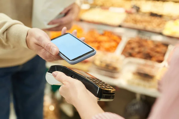 Неупізнаваний Чоловік Платить Через Nfc Час Продуктові Магазини Фермерському Ринку — стокове фото