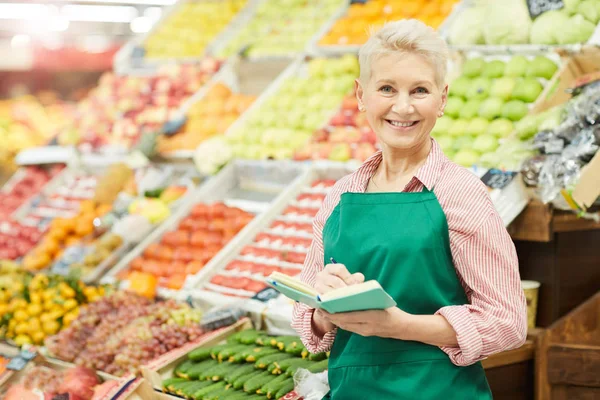 Midja Upp Porträtt Leende Senior Kvinna Som Innehar Anteckningsbok Samtidigt — Stockfoto