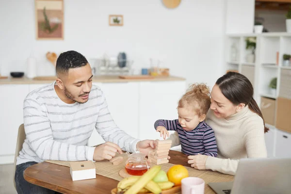 Portret Van Gelukkig Gemengd Ras Familie Spelen Met Schattige Kleine — Stockfoto