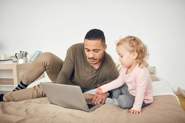 Retrato Menina Bonito Brincando Com Pai Usando Laptop Interior Aconchegante — Fotografia de Stock