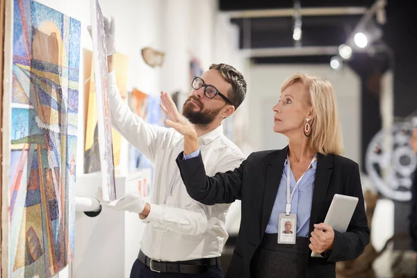 Taille Omhoog Portret Van Vrouwelijke Galerie Manager Hangend Schilderijen Terwijl — Stockfoto