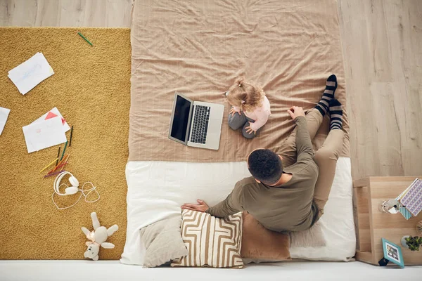 Dessus Vue Arrière Plan Petite Fille Qui Joue Avec Papa — Photo