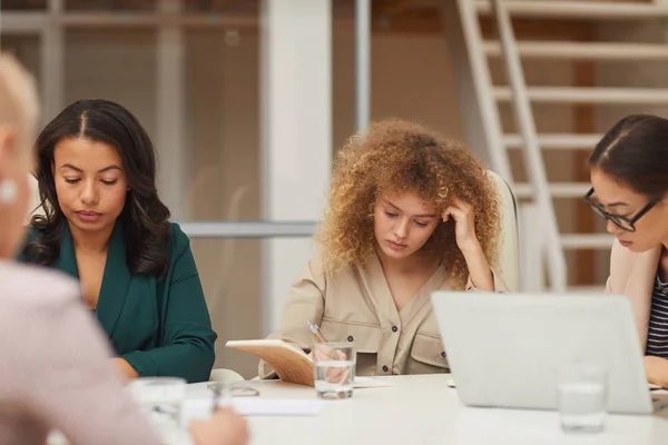 Horizontale Eye Level Shot Van Pensive Jonge Zakenvrouwen Doen Hun — Stockfoto