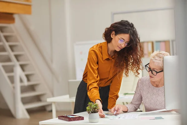 Horizontal Shot Two Female Clothes Designers Working Together New Fashion — Stock Photo, Image