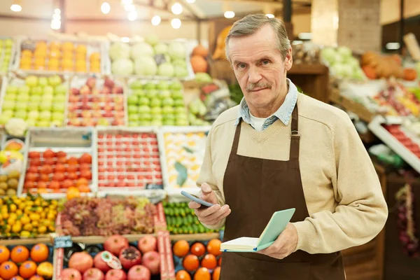 Ritratto Vita Dell Uomo Anziano Che Tiene Quaderno Mentre Vende — Foto Stock