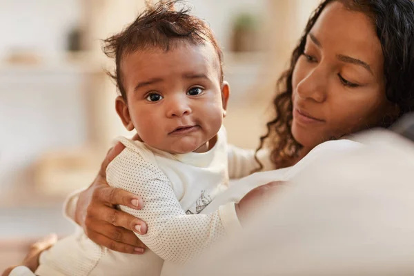 Caliente Retrato Tonificado Lindo Bebé Afroamericano Mirando Cámara Mientras Acaricia — Foto de Stock